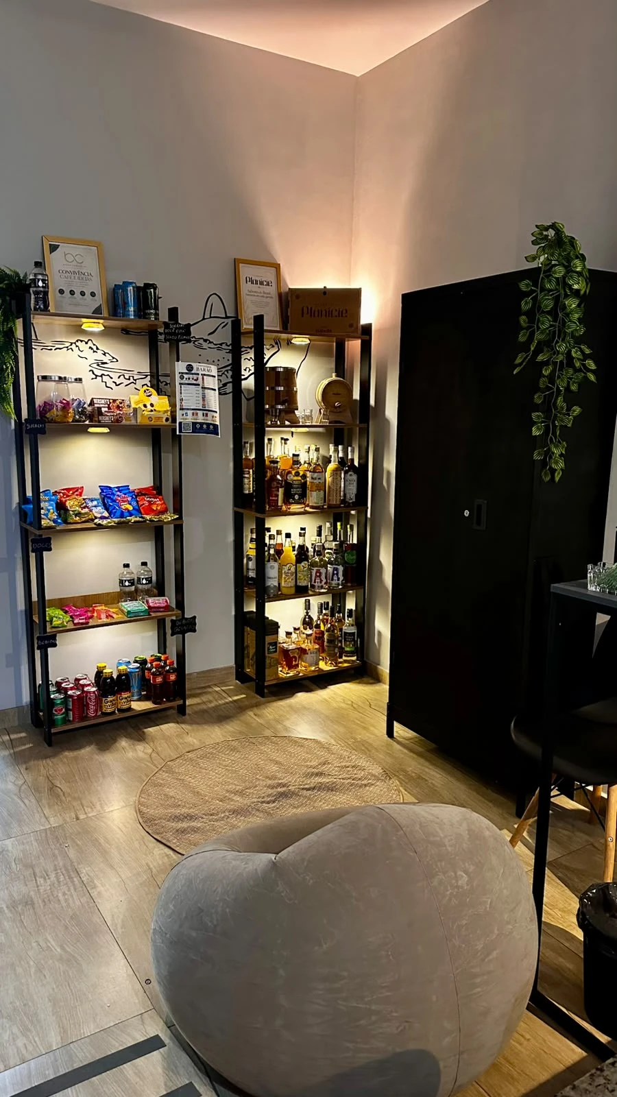 Espaço real de convivência do Barão com puff, conveniência e exposição da Cachaçaria Planície
