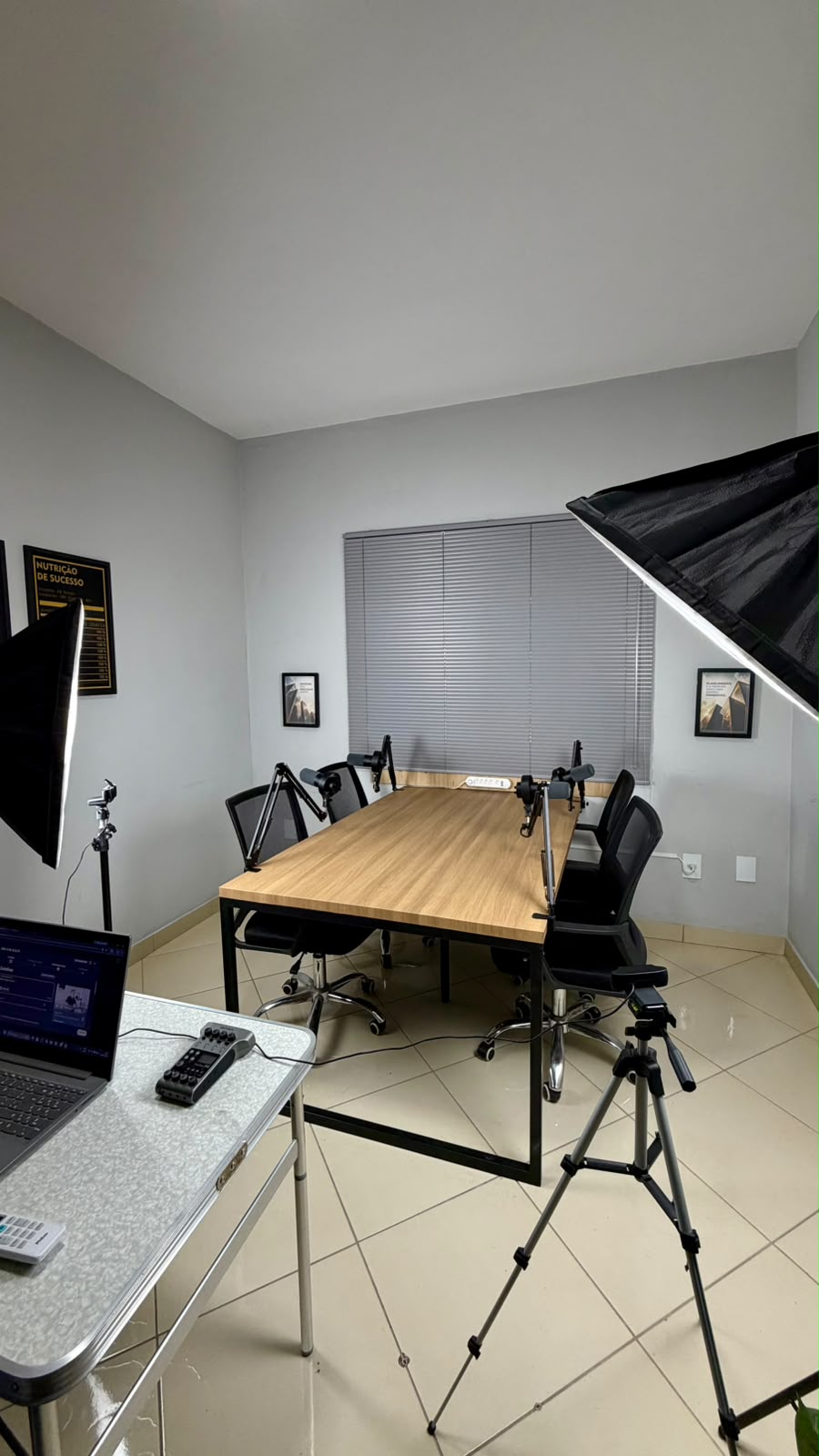 Estúdio de podcast do Barão com mesa, microfones, iluminação, câmera e notebook