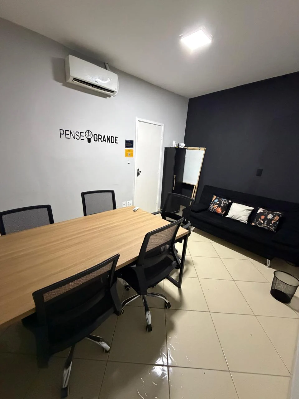 Sala com mesa de trabalho e sofá no Barão