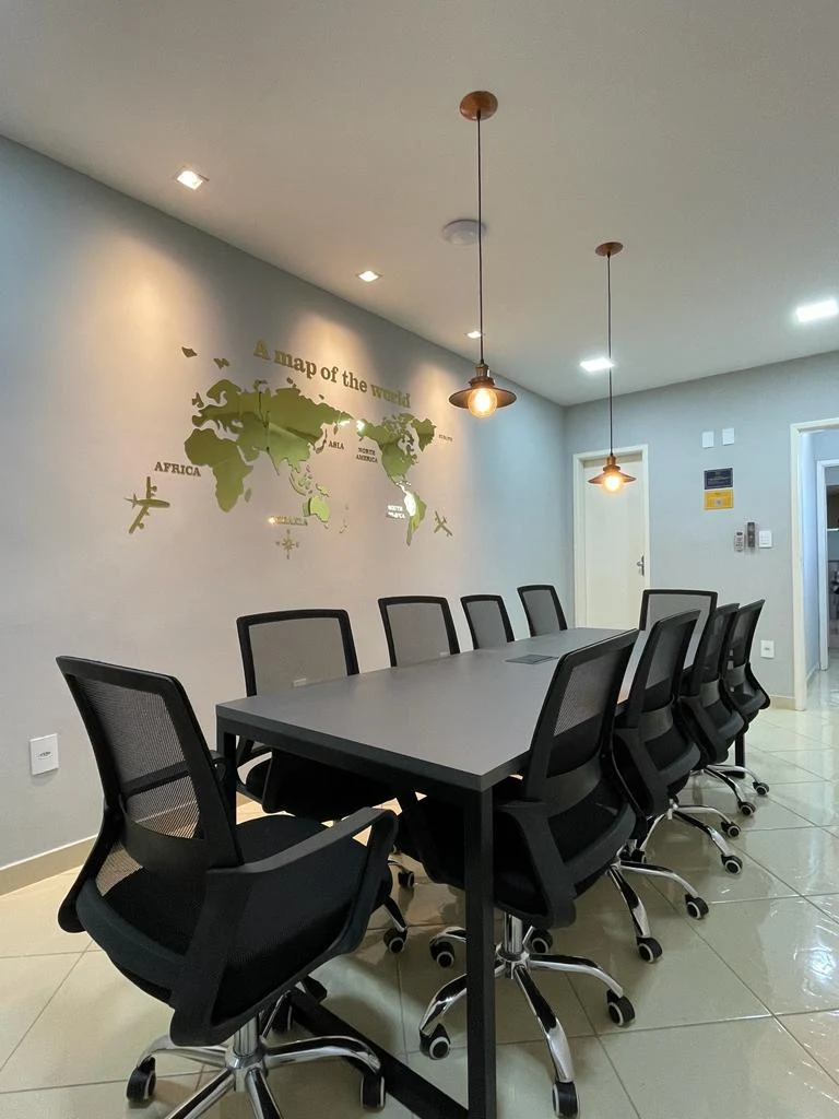 Sala de reunião com mesa ampla no Barão